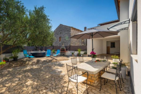 Romantisches Ferienhaus mit Jacuzzi, BBQ, WiFi